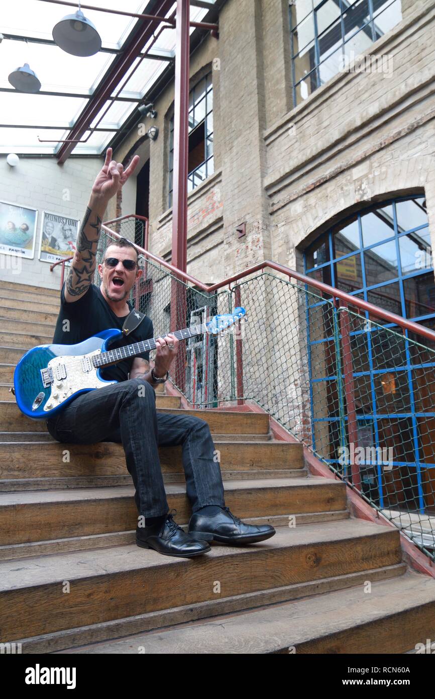 Hamburg, Deutschland. 09 Mär, 2018. Gary Hoey bei Rockin' The Blues Festival in der Fabrik in Hamburg. Exklusive backstage Foto von Gitarrist mit seiner E-Gitarre. Auf dem Festival, eine hochwertige Auswahl an beliebten Musiker aus provogue Records, Maskottchen Label Group hat live gespielt. | Gary Hoey bei Rockin' The Blues Festival in der Fabrik in Hamburg. Exklusive backstage Foto der Gitarrist mit seiner E-Gitarre. Bei diesem Festival eine erstklassige Auswahl von berühmten Musikern aus provogue Records, Maskottchen Label Group live gespielt. | Verwendung der weltweiten Kredit: dpa/Alamy leben Nachrichten Stockfoto