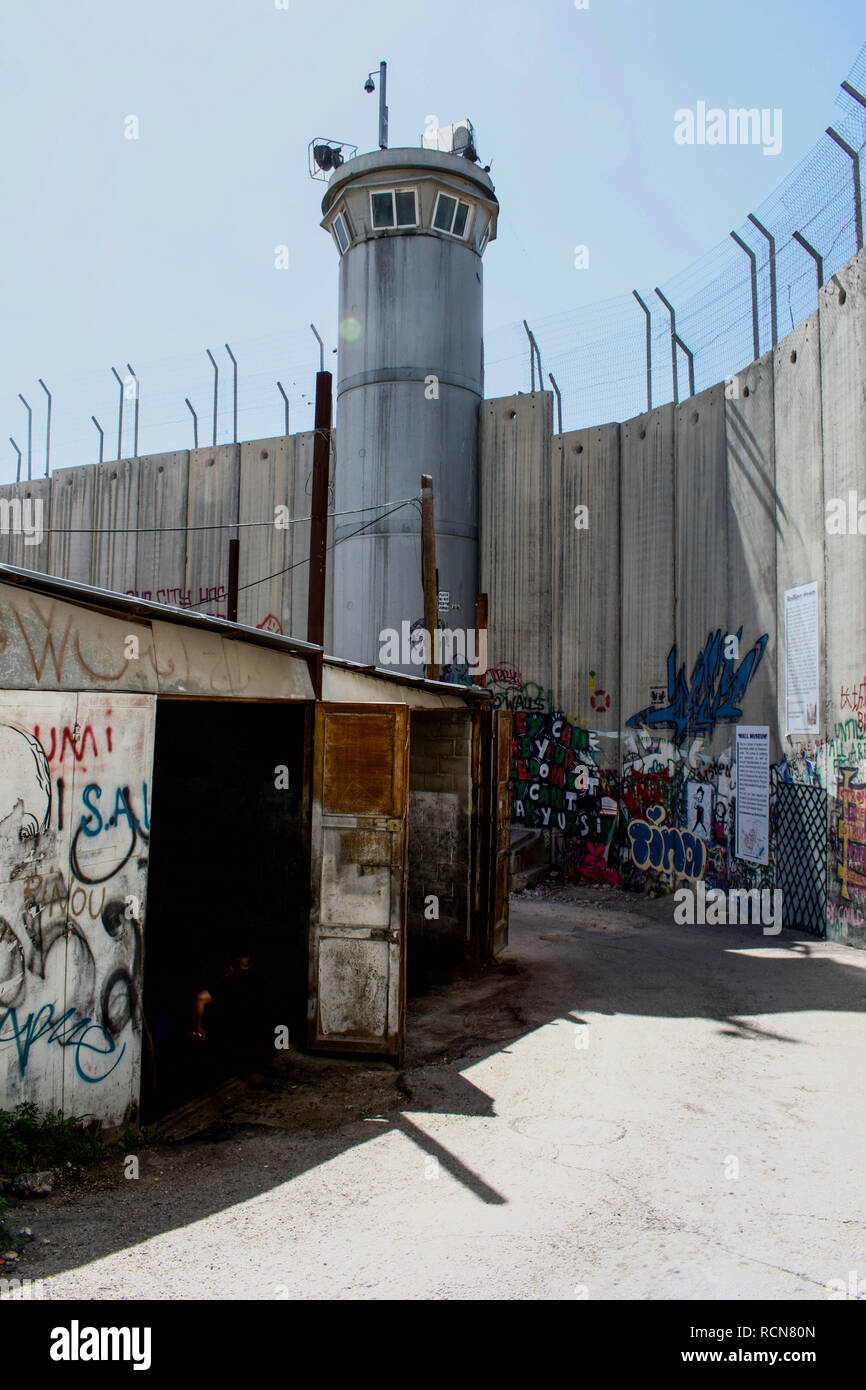 Ein Wachturm neben dem israelischen West Bank gesehen. Die israelische Trennmauer ist eine trennende Barriere, die das Westjordanland von Israel trennt. Stockfoto