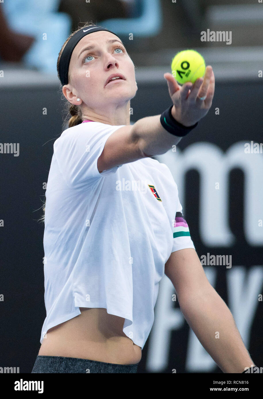 Melbourne, Australien. 16 Jan, 2018. Petra Kvitova der tschechischen Republik dient während der zweiten Runde Frauen singles Match gegen Irina-Camelia Begu von Rumänien bei den Australian Open in Melbourne, Australien, Jan. 16, 2018. Credit: Hu Jingchen/Xinhua/Alamy leben Nachrichten Stockfoto