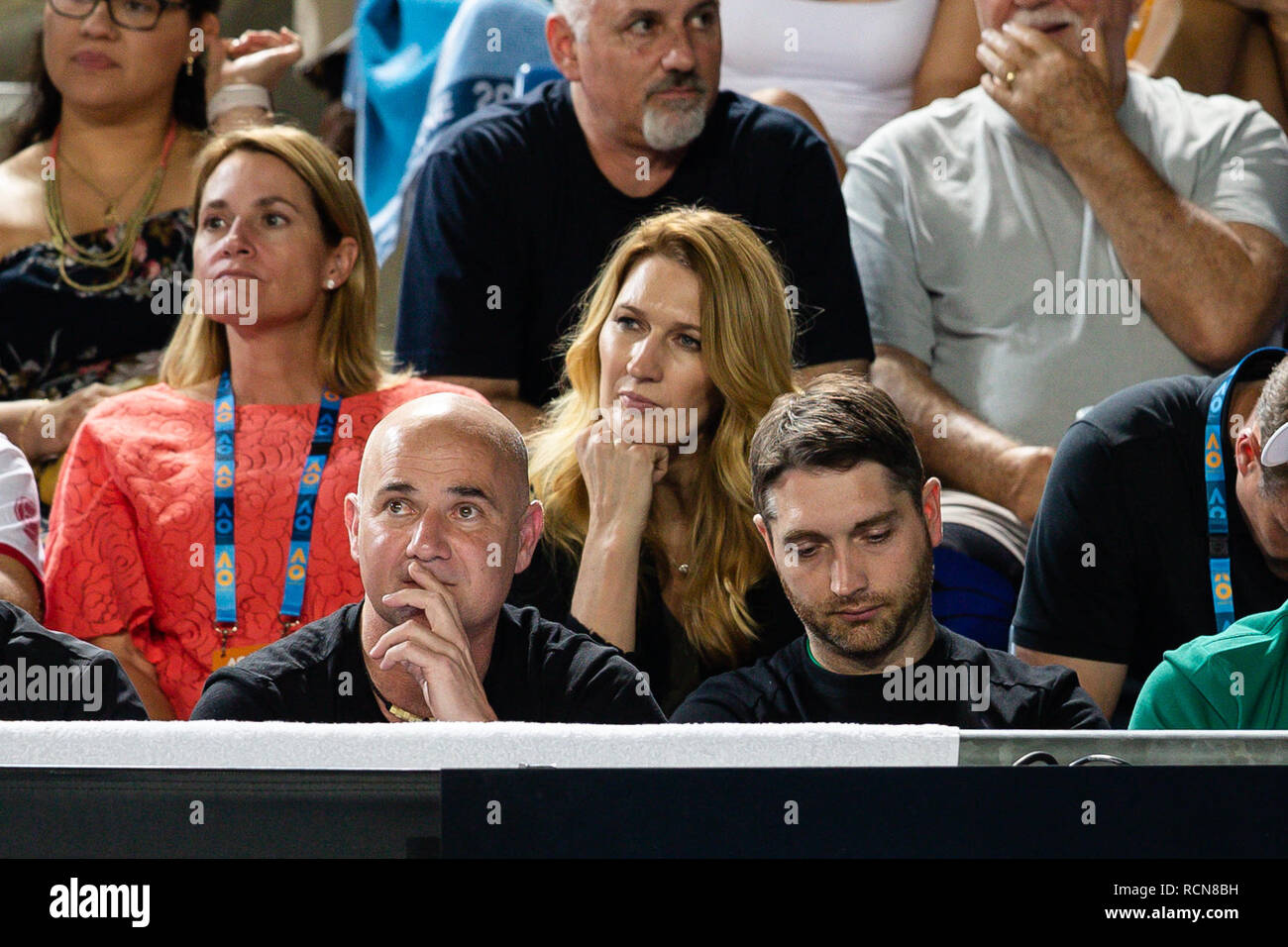 Melbourne, Australien. 16 Jan, 2019. Tennis: Grand Slam, ATP-Tour, Australian Open in Melbourne, Männer, Singles, 2. Runde, Dimitrow (Bulgarien) - Cuevas (Uruguay): Steffi Graf (M) sitzt zusammen mit ihrem Mann Andre Agassi (vorne links) in der Box von tennis player Dimitrow. Agassi ist der Trainer der Bulgarischen. Credit: Frank Molter/dpa/Alamy leben Nachrichten Stockfoto
