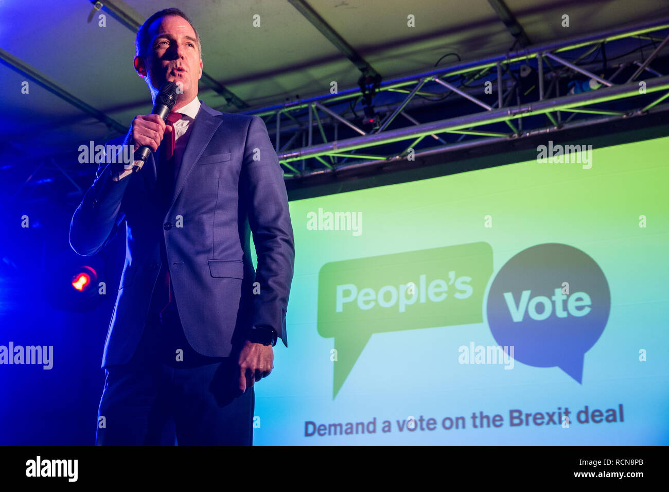 London, Großbritannien. 15. Januar, 2019. Peter Kyle, Labour MP für Hove, Adressen pro-EU-Aktivisten an eine Abstimmung im Parlament Platz als MPs Abstimmung im Unterhaus auf Premierminister Theresa's Mai vorgeschlagenen endgültigen Rückzug Brexit Vereinbarung. Credit: Mark Kerrison/Alamy leben Nachrichten Stockfoto