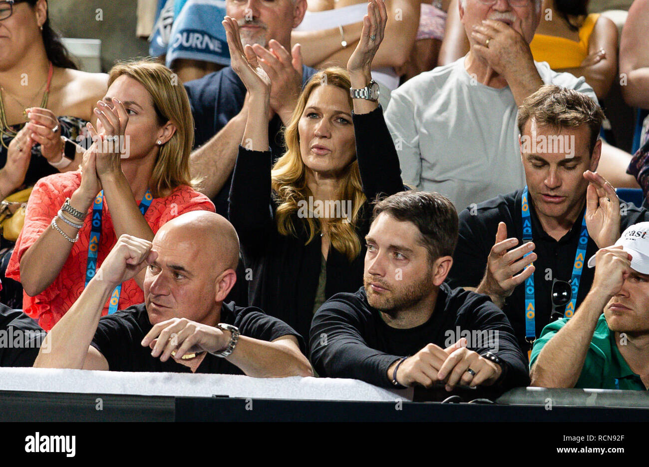 Melbourne, Australien. 16 Jan, 2019. Tennis: Grand Slam, ATP-Tour, Australian Open in Melbourne, Männer, Singles, 2. Runde, Dimitrow (Bulgarien) - Cuevas (Uruguay): Steffi Graf (M) jubelt gemeinsam mit ihrem Mann Andre Agassi (vorne links) im Player tennis player Grigor Dimitrow. Agassi ist der Trainer der Bulgarischen. Credit: Frank Molter/dpa/Alamy leben Nachrichten Stockfoto