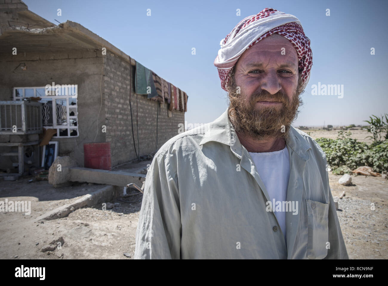 Sinyar, Irak. 7 Aug, 2018. Elias, seiner Frau und seinen zwei Kindern gerade in dem, was ihr Haus vor einer Woche war angekommen. Eli? Wie bekräftigt, dass sie die knappen Ressourcen oder einen Job zu tun, die über die Dauer des Projektes von den Vereinten Nationen unternommen. Im August 2014, den Islamischen Staat erfasst Sinjar, die wichtigste Stadt der Yeziden Bevölkerung im Irak. Jetzt, mit der Stadt in Trümmern, die Vereinten Nationen im Irak und die UN-Habitat haben begann eine städtische Recovery Programm weitgehend von der Regierung von Deutschland finanziert. Dieses Programm beschäftigt die Menschen in der Region am meisten beschädigt Haushalte zu rekonstruieren. (Credit Stockfoto