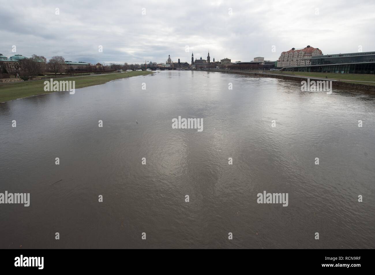 Dresden, Deutschland. 16 Jan, 2019. Die Kulisse der Dresdner Altstadt entlang der Elbe gesehen werden. Tauwetter in den Bergen und Regen haben einige Flüsse verursacht in Sachsen zu schwellen. Credit: Sebastian Kahnert/dpa-Zentralbild/ZB/dpa/Alamy leben Nachrichten Stockfoto
