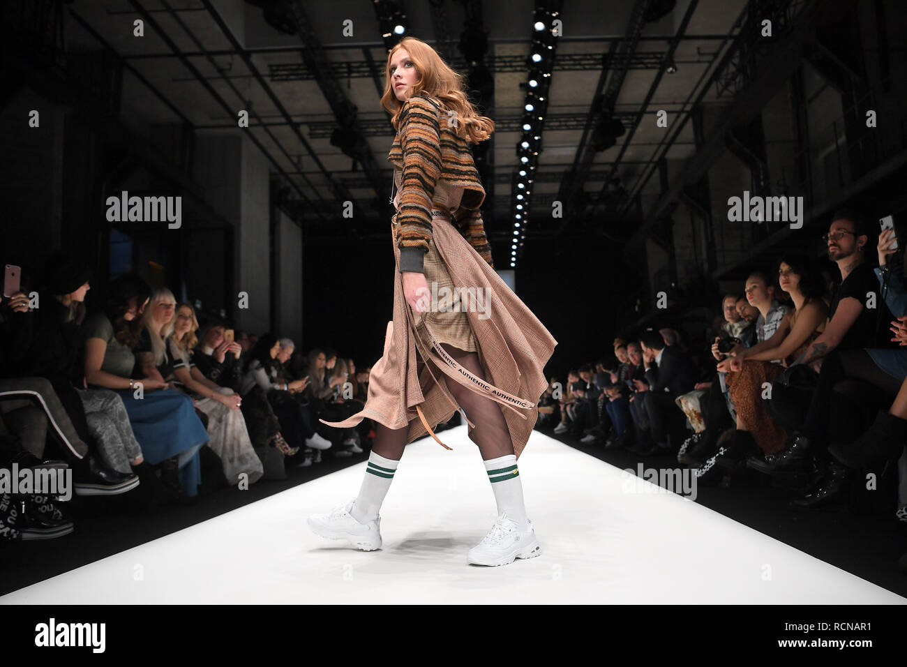 Berlin, Deutschland. 16 Jan, 2019. Ein Modell präsentiert die Mode der Designer" Rebekka Ruetz" im E-Werk. Die Kollektionen für Herbst/Winter 2019/2020 wird an der Berlin Fashion Week präsentiert werden. Quelle: Britta Pedersen/dpa-Zentralbild/dpa/Alamy leben Nachrichten Stockfoto