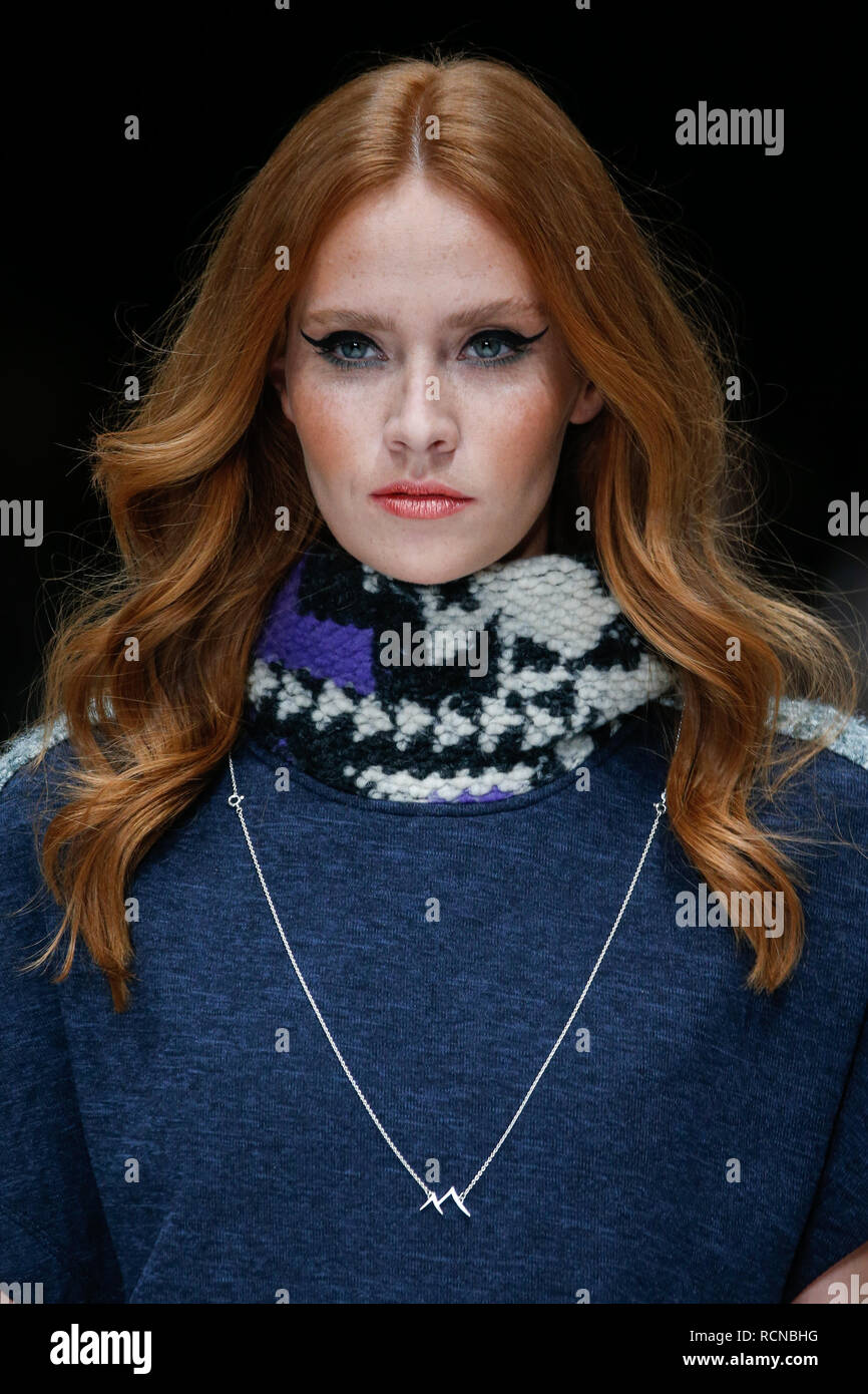 Berlin, Deutschland. 16 Jan, 2019. Ein Modell präsentiert die Mode der Designer" Rebekka Ruetz" im E-Werk. Auf der Berlin Fashion Week die Kollektionen für Herbst/Winter 2019/2020. Credit: Gerald Matzka/dpa-Zentralbild/dpa/Alamy leben Nachrichten Stockfoto