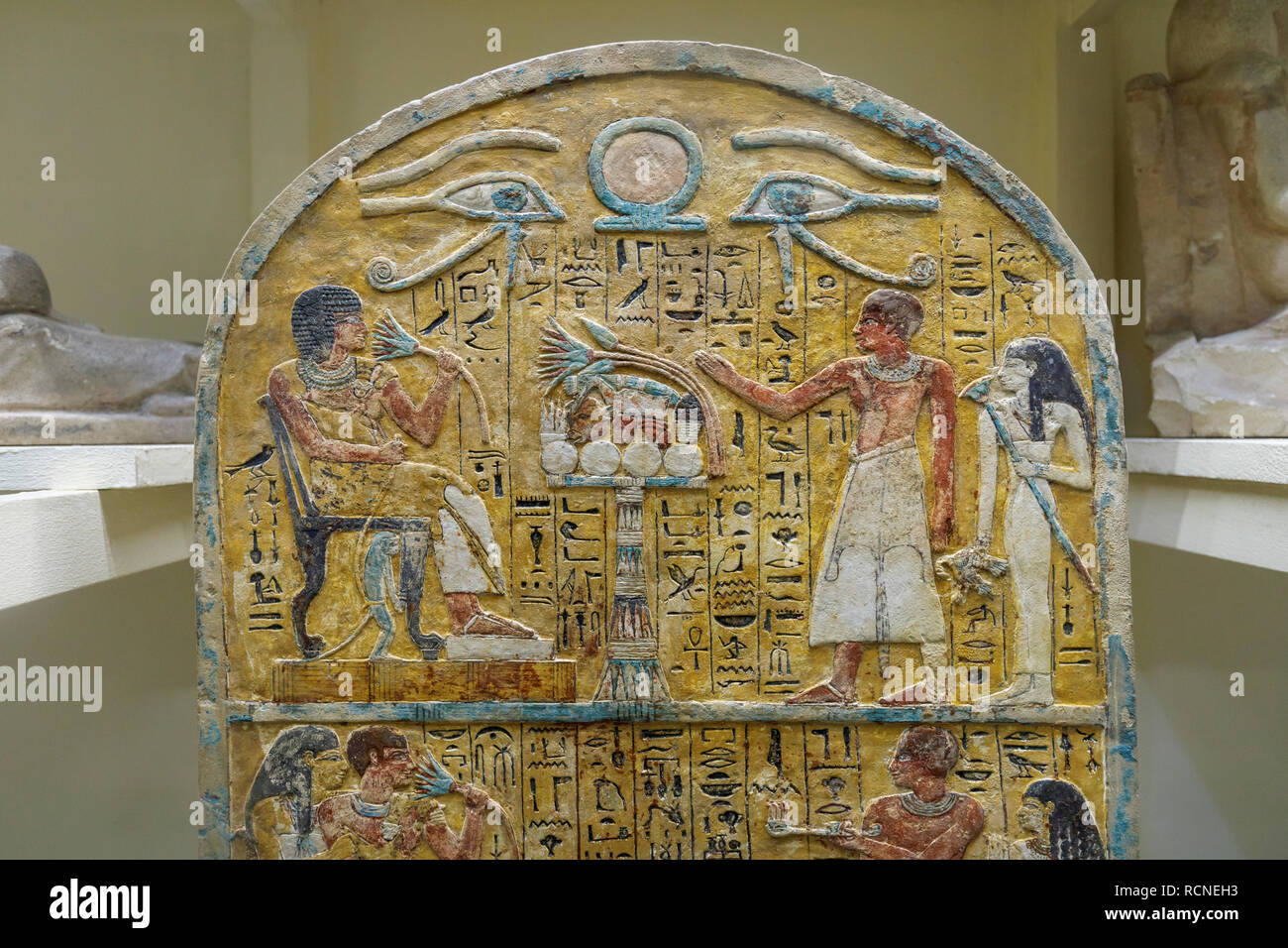 Ausstellung mit bunten Szenen des täglichen Lebens und hieroglypics im Museum ägyptischer Altertümer (Museum Kairo), Kairo, Ägypten Stockfoto