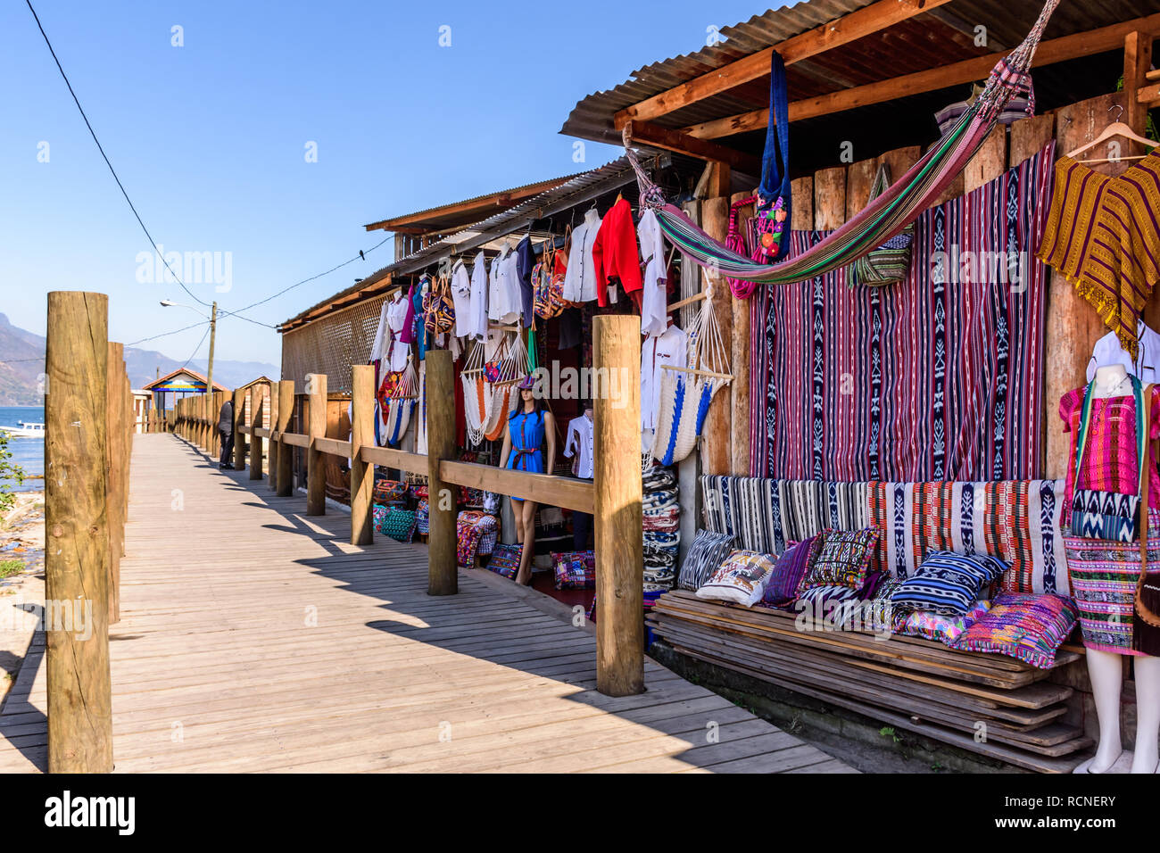 San Juan La Laguna, Atitlan See, Guatemala - 31. Dezember 2018: die Läden verkaufen lokal Textilien von Jetty im Lakeside Village San Juan La Laguna gemacht Stockfoto