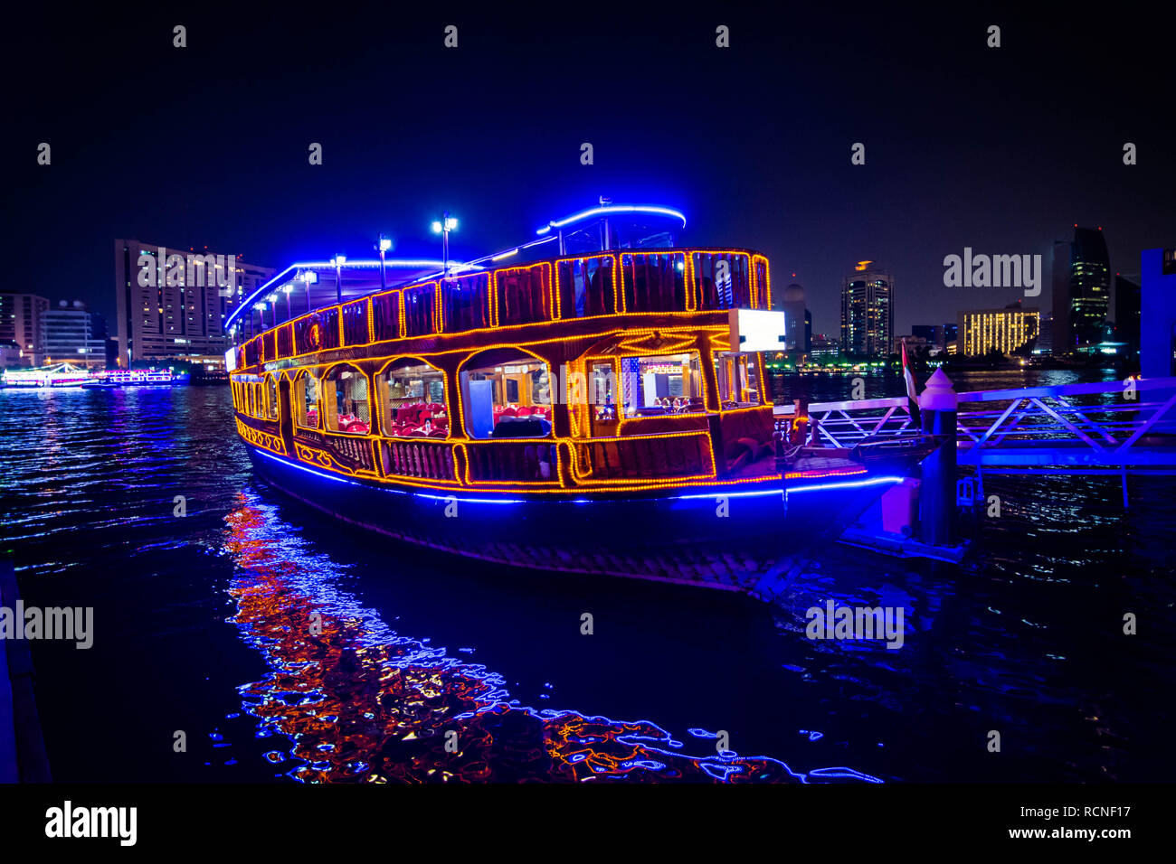 Dhow Kreuzfahrt mit Abendessen Stockfoto