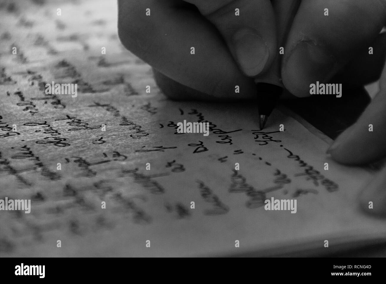 Eine Nahaufnahme einer Hand schreiben auf Papier. Stockfoto