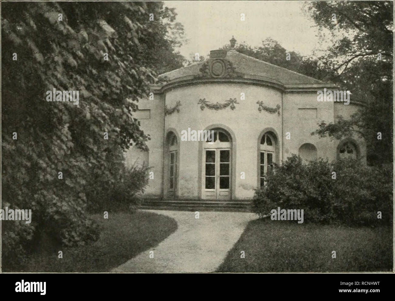 . Gartenkunst sterben. Landschaftsbau; Gärten - Europa. 148 STERBEN GARTENKUNST. XV, 10% jÄ'>^l?^ Schönbusch: Schlößchen. Aufnahme von L. F. Fuchs, München. Möglich ist, dass this Gartenstraßen ursprünglich nur durch die reichhaltige Oran Gerie-betont wurden, und im rechten Zirkelhaushinreichend Platz vorhanden war. Die geometrische Anlage zwischen den Hirschgruppen und dm Siehe sind offenbar von Karl Philipp begonnen und von Karl Theodor beendet worden, wie ein Denkstein, denletztererdarinnen sich selbst setzte, besagt. Sie bie-ten in ihrer Planlegung - gut - Unitec heute-nicht Stockfoto