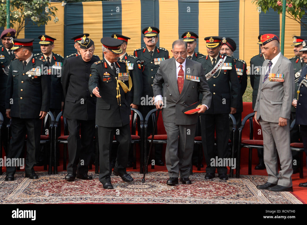 Kolkata, Indien. 15 Jan, 2019. GOC-in-C, östlichen Befehl der indischen Armee M.M.Naravane (links) und ehemaligen Chef der Armee der indischen Armee Shankar Roychowdhury (rechts) bei der Feier der Armee Tag bei Vijay Samrak, Fort William. Credit: Saikat Paul/Pacific Press/Alamy leben Nachrichten Stockfoto