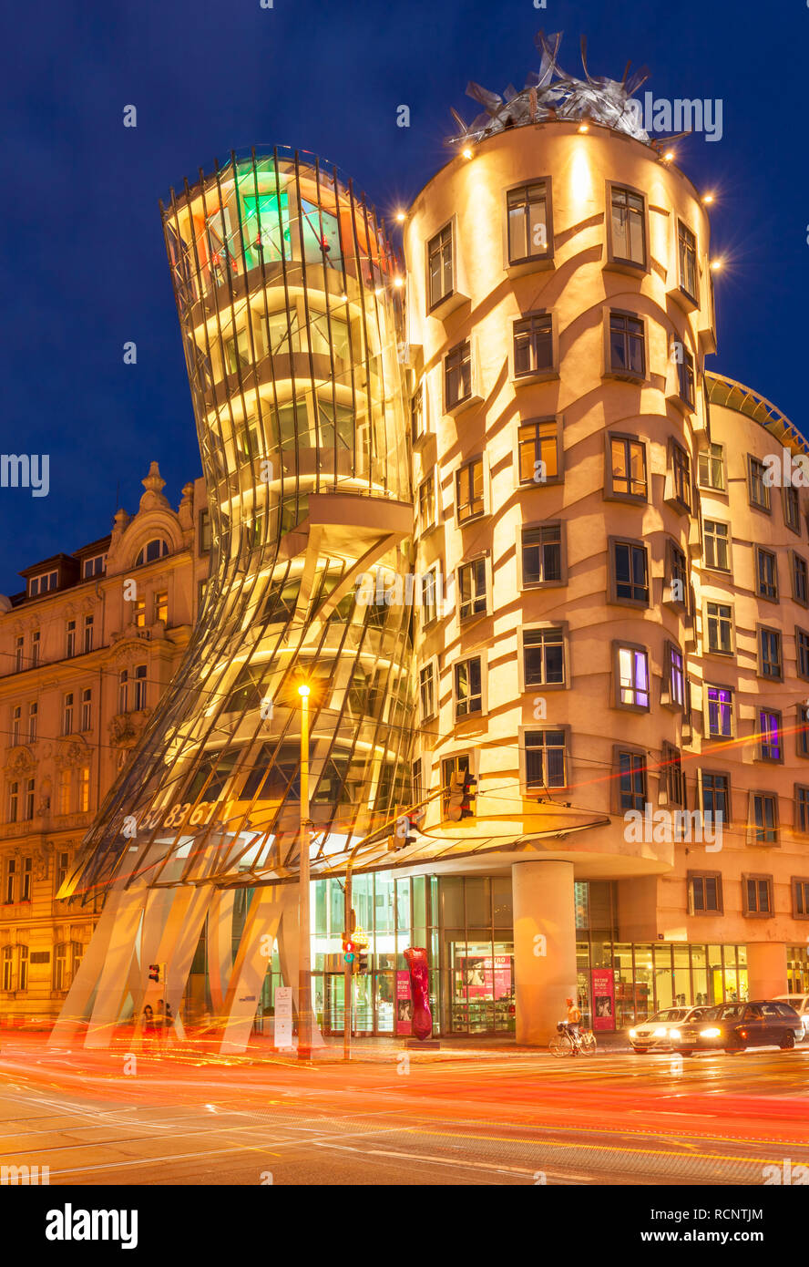 Tanzendes Haus von Prag oder Ginger und Fred bei Nacht von Frank Gehry, hektischen Verkehr leichte Wanderwege, Prag, Böhmen, Tschechien, EU, Europa Stockfoto