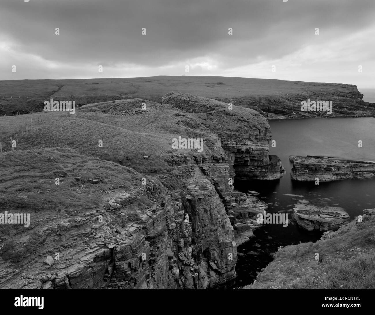 Blick WSW der Überreste der Broch von borwick Eisen Alter Turm & Siedlung auf felsigen Klippen thront auf Yesnaby auf dem W Küste Festland von Orkney, Schottland, Großbritannien Stockfoto