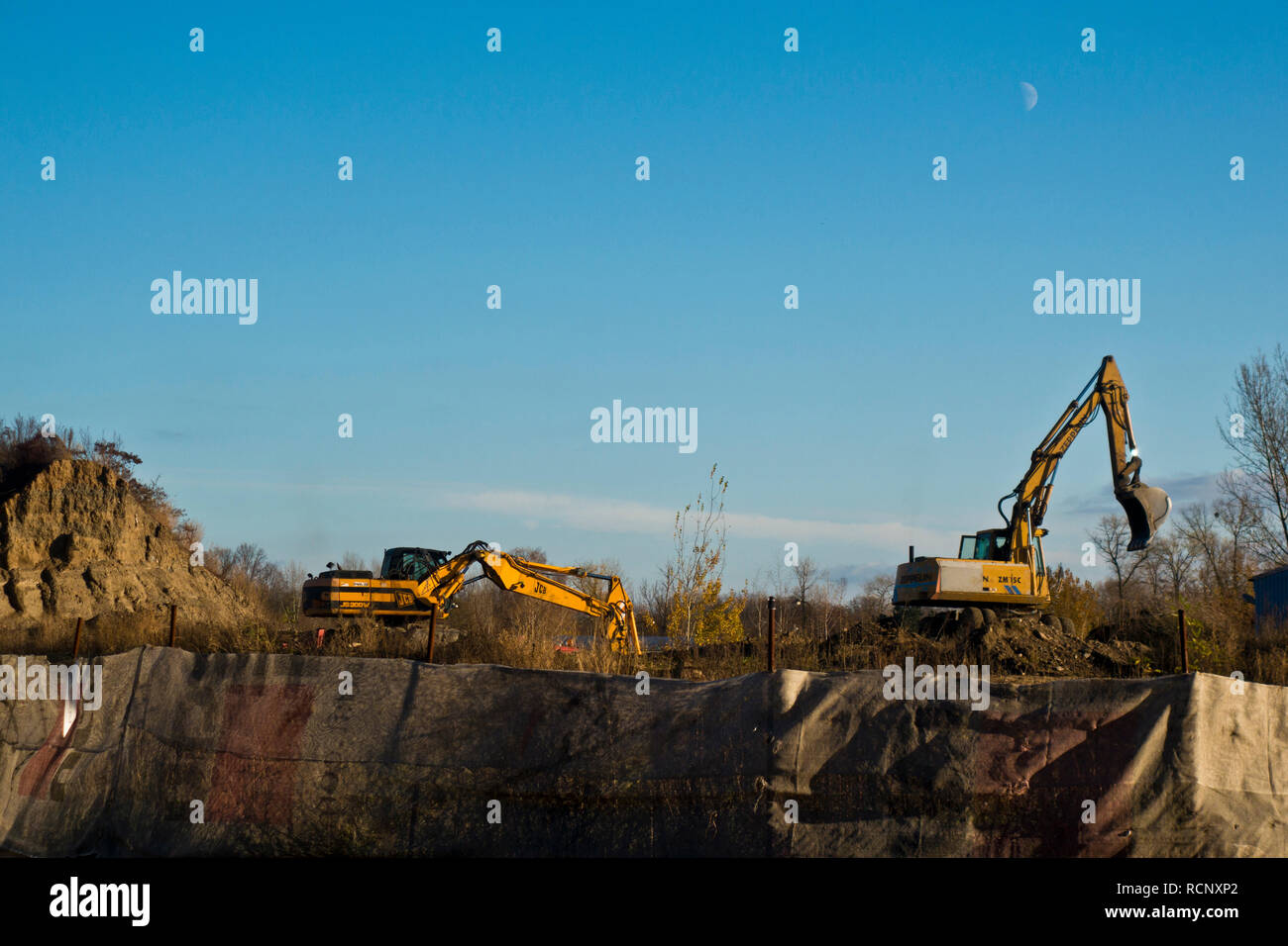 Bagger auf einer Baustelle, Ausheben der Erde Stockfoto