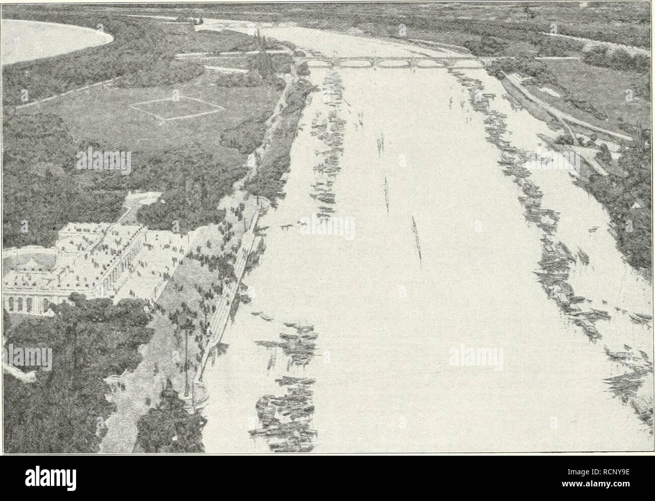 . Gartenkunst sterben. Landschaftsbau; Gärten - Europa. 52 DIE GARTENKUNST. XIII, 3 Halle verbunden, wären ein genügender Abschluß ge- wesen. 48 Einzelbäume die Ecken der Ge-bäuderisalite gesetzt, Beispiele das Grün des Platzes zu den Gartenterrassen noch besser überleiten, gleich-zeitig den Platz nicht mehr schließen. Wenig glücklich sind die Blumenbeete in der Anlage sowohl als Available in den Terrassen. Im übrigen kann ich this Arbeit als diejenige bezeichnen, welche den hier Für-derungen einer Terraingesellschaft einen Löwen in ihrem Gelände liegende Anlage am meisten entspricht. Stockfoto