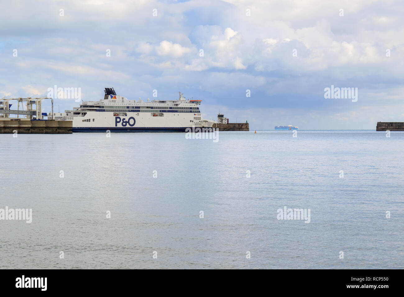 Seitenansicht der P&O Fähre Geist von Frankreich Anker im Hafen von Dover Fährhafen. Maersk Line container Schiff am Horizont, Dover, England, Großbritannien Stockfoto