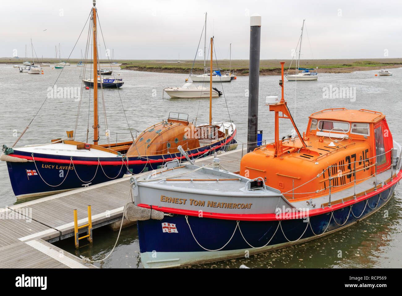 Das Lucy Kessel und die Ernest Tom Neathercoat vintage Rettungsboote günstig aus Wells-next-the-Sea Harbor, North Norfolk, England, Großbritannien Stockfoto