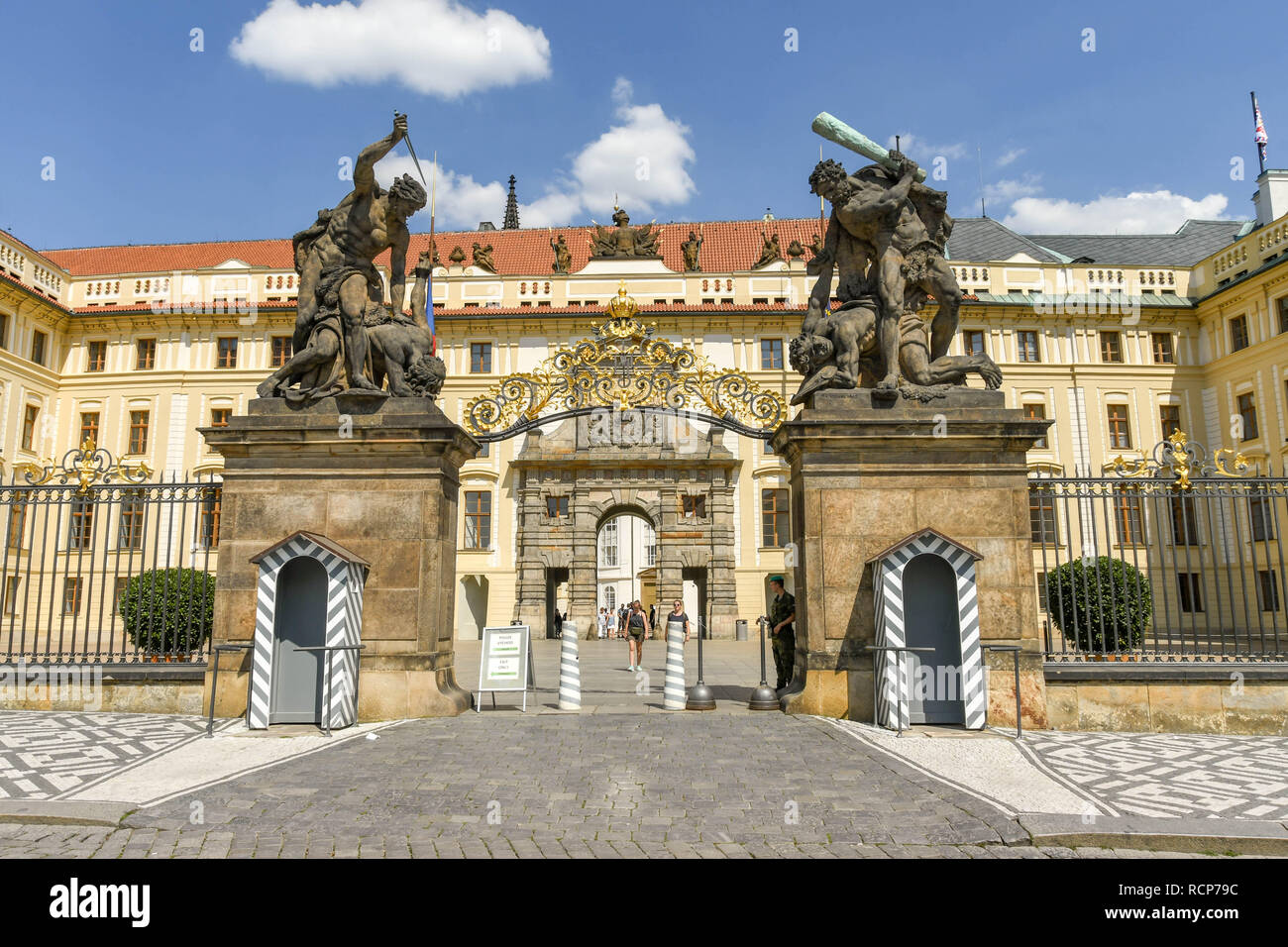 Prager burg eingang -Fotos und -Bildmaterial in hoher Auflösung – Alamy