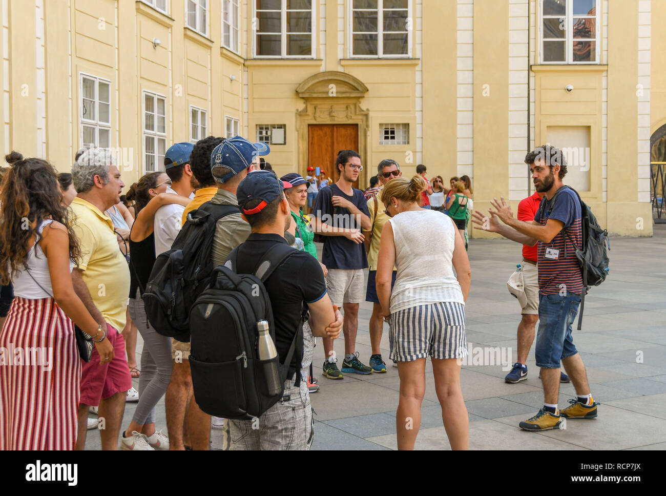 Prag, tschechische Republik - Juli 2018: Ein Führer über die Geschichte der Prager Burg und der St. Vitas Kathedrale zu einer Partei der Touristen. Stockfoto