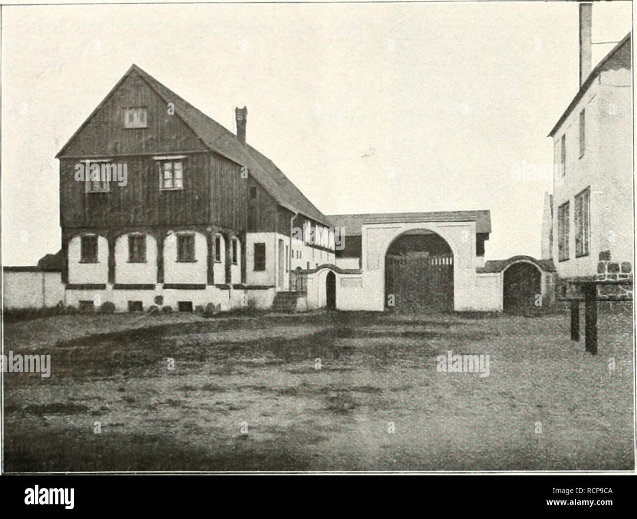 . Gartenkunst sterben. Landschaftsbau; Gärten - Europa. DUO "gautkn kunjst IX, 4. W. Kielil-Posen: aus Golenhoi'en 4. lehnendun Hntwurf errichtet. Im allgemeinen. Ã¼BeiiÃ¤fst es sterben Friedrich den Ansiedlern, sich your GehÃ¶fte nach eigenem Geschmacli und Mitteln zu erbauen, doch in Golen - HOFEN sollte Lichtblick ein E "orf entstehen, das in jeder Ziehung werden als Muster gelten kann. Und in der Tat ist hier ein Dorf erstanden, wie es wohl kein zweites, weder in Ost- noch Westdeutschland geben wird. Regierungs- und Baurat Fischer-Posen, dm This lohnende Aufgabe zufiel, hat sie glÃ¤nzend gelÃ¶st Stockfoto