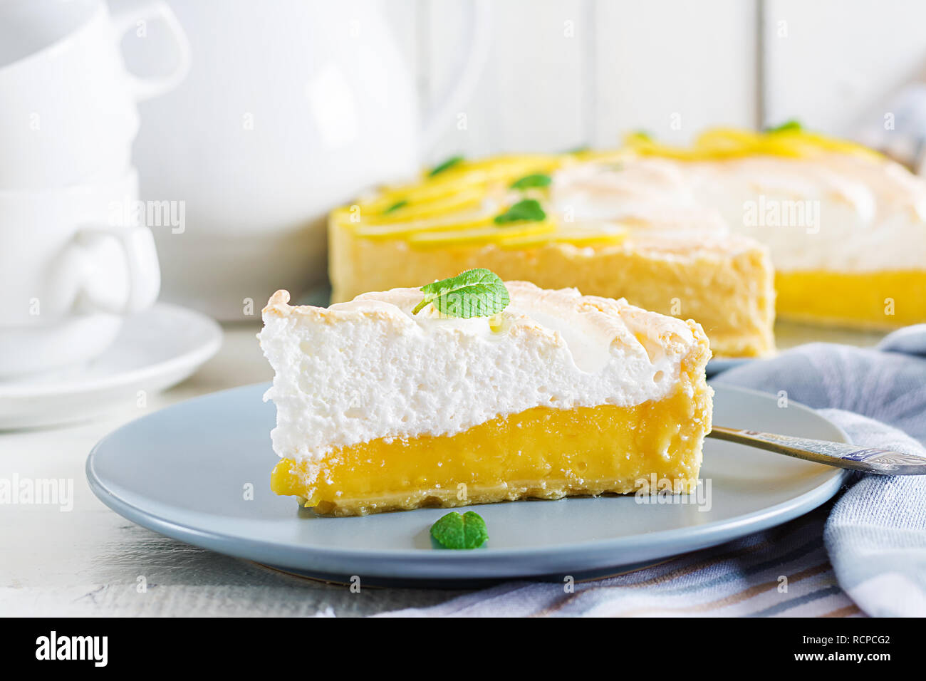 Törtchen mit Lemon Quark und meringue. Lemon Pie. Amerikanische Küche. Nachtisch. Stockfoto
