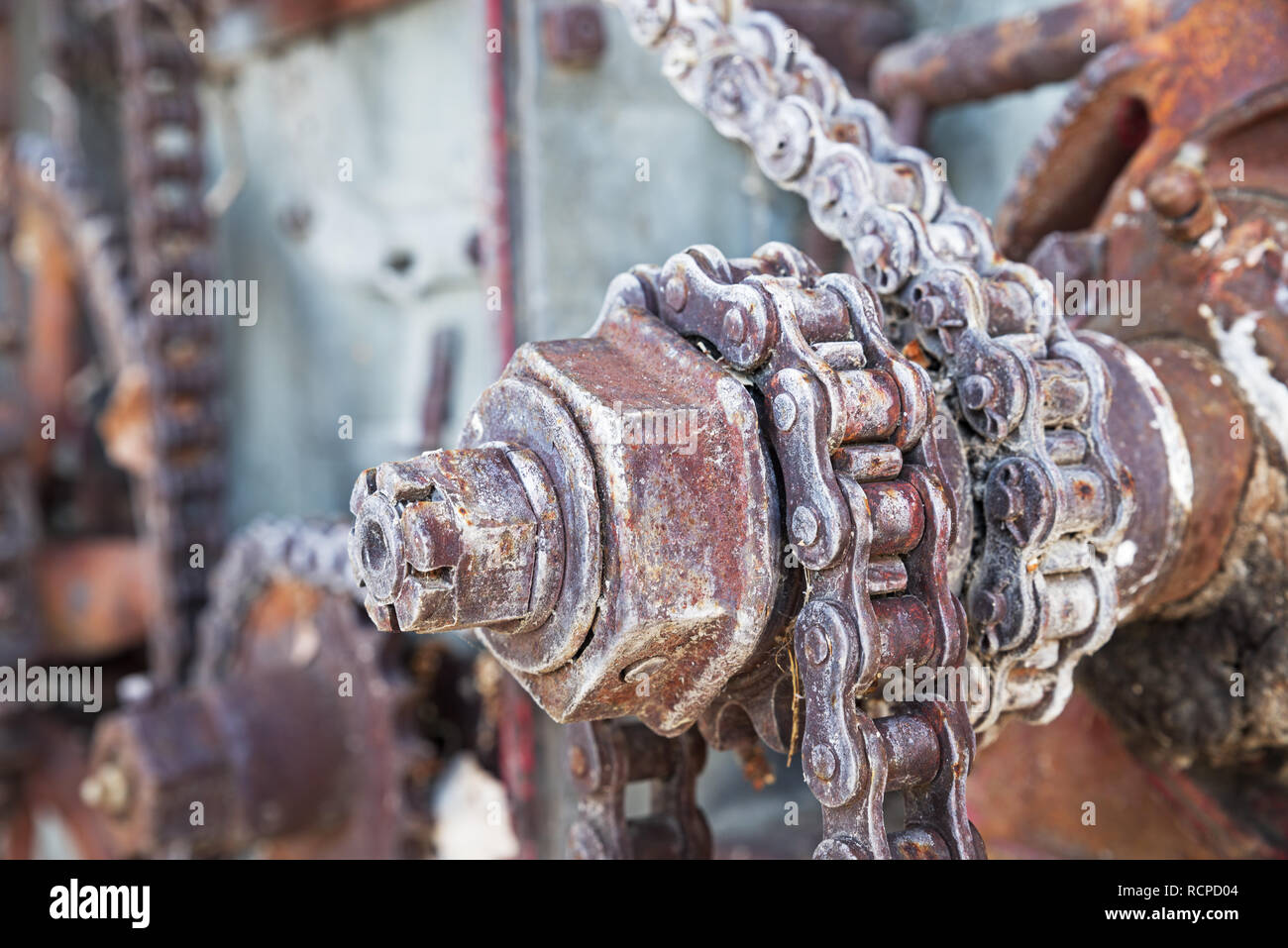 Rusty korrodierte Zahnräder und Ketten von alten landwirtschaftlichen Maschinen Stockfoto
