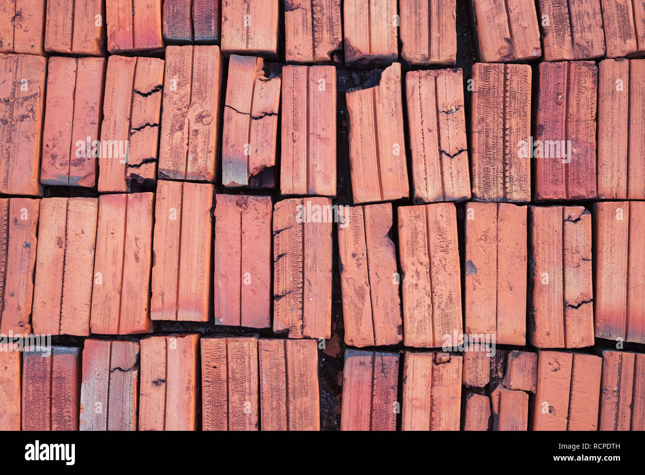 Alte rote Ziegelsteine in einem Array Stockfoto