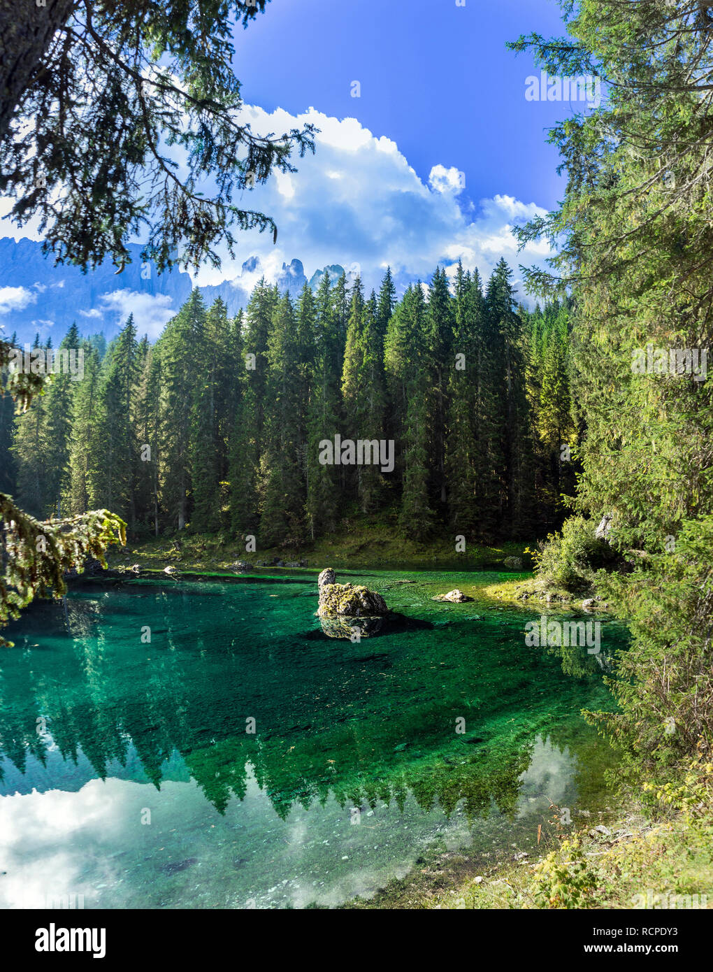 Der Karersee (Lago di carezza), Dolomiten, Italien, Europa Stockfoto