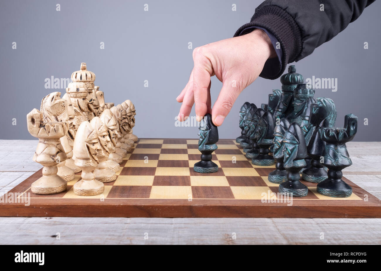 Die Bewegung der Spielfigur in einem Schachspiel Stockfoto