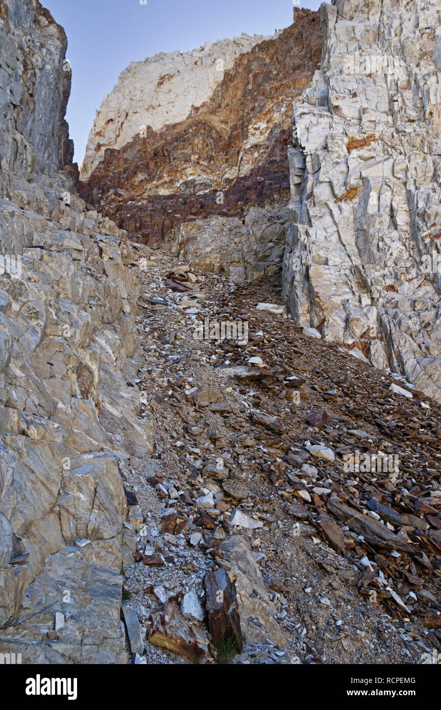 Steile lose felsige Wasserrinne bis McGee Pass Peak in den Bergen der Sierra Nevada Stockfoto