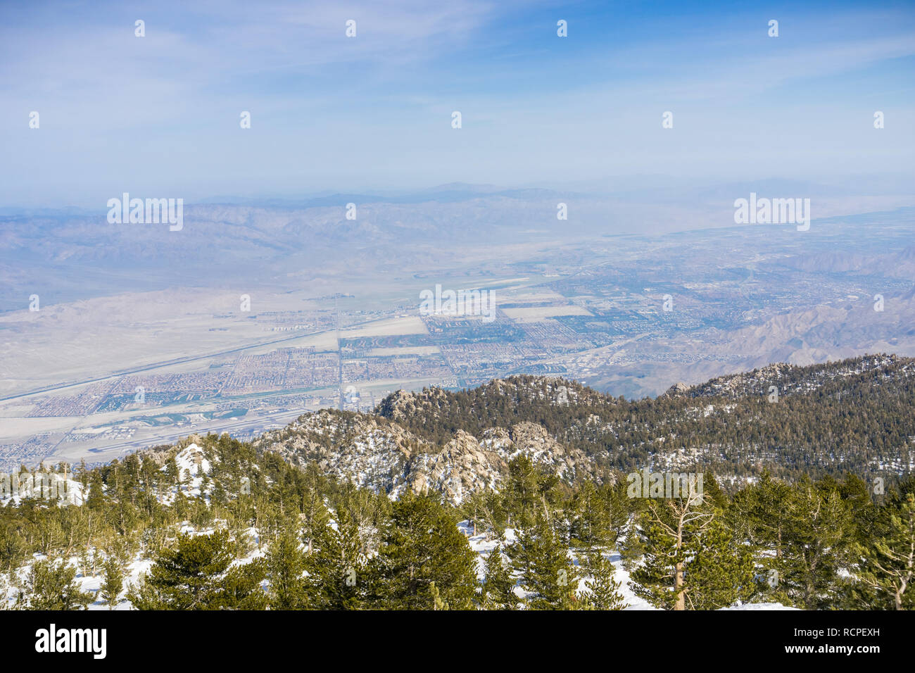 Blick in Richtung Palm Springs und Coachella Valley vom Mount San Jacinto State Park, Kalifornien Stockfoto
