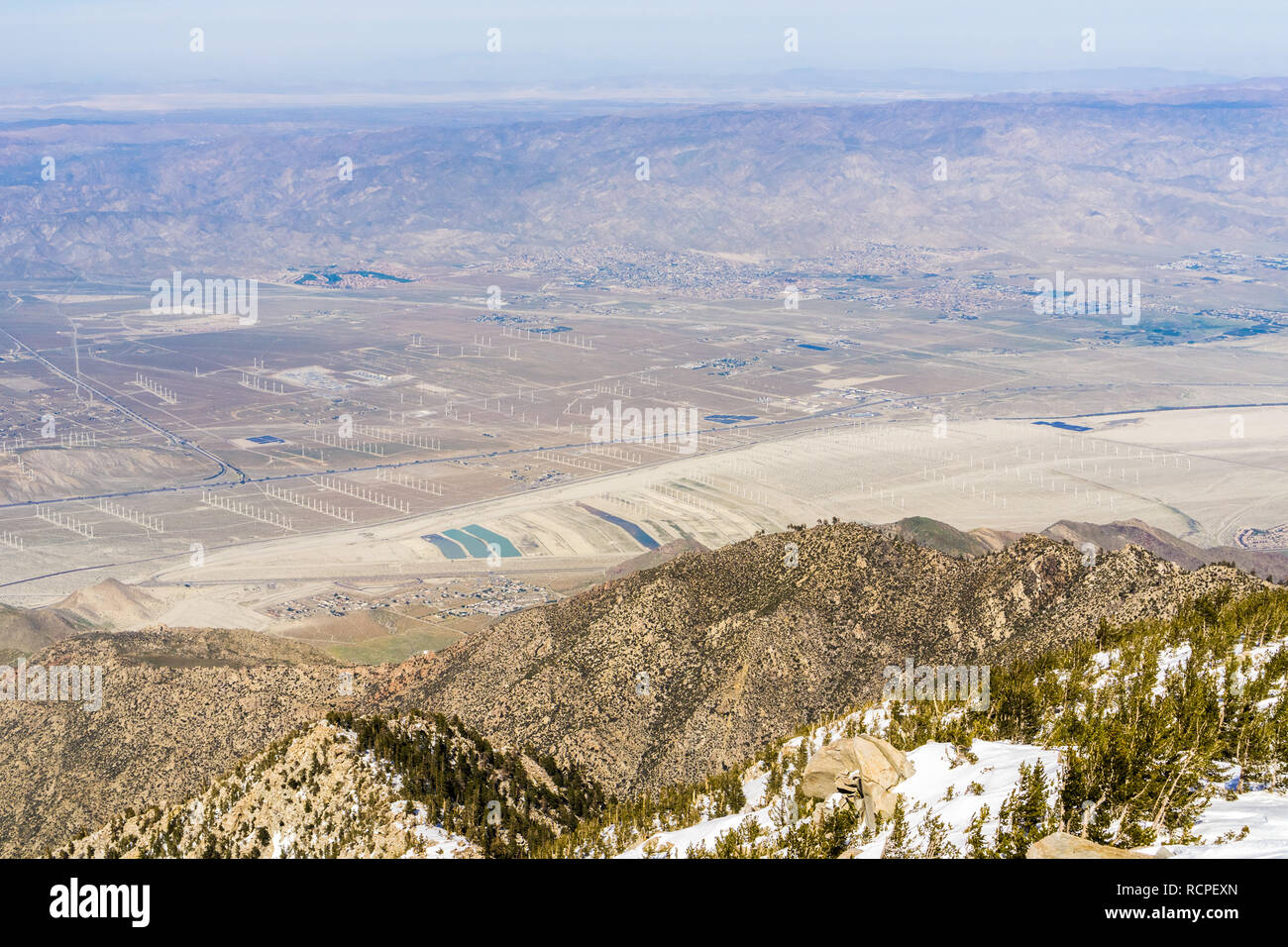 Blick auf ein Feld von Windenergieanlagen in North Palm Springs, Coachella Valley, vom Mount San Jacinto State Park, Kalifornien Stockfoto