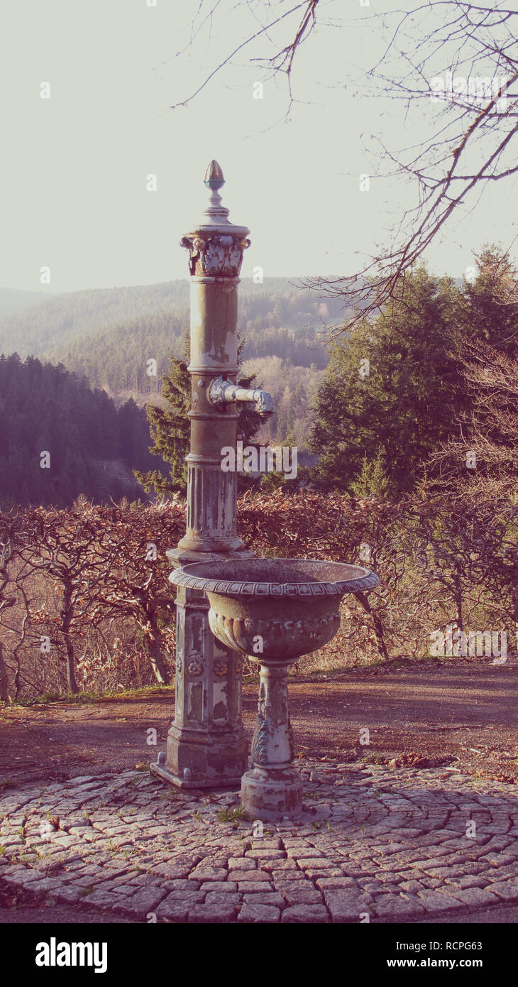 Vintage Style   alten Wasserpumpe mit einem Waschbecken durch jziprian Stockfoto