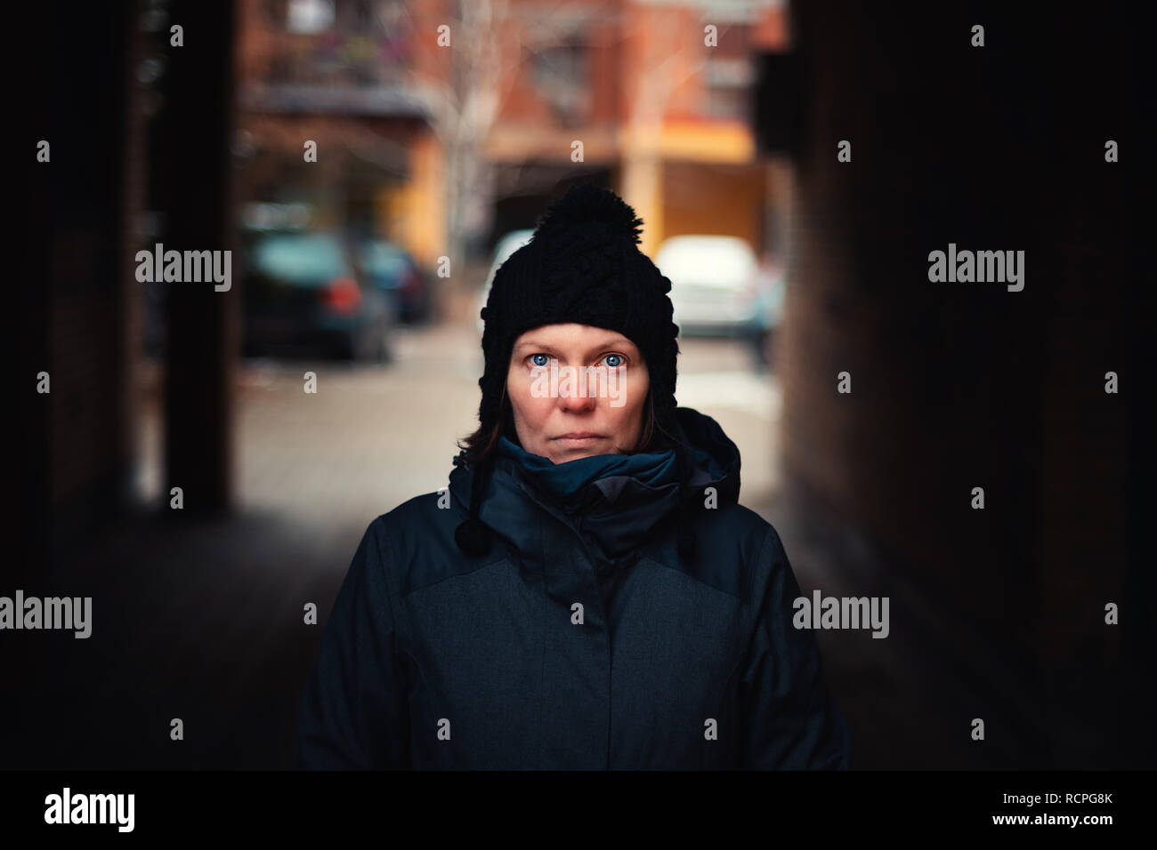 Schöne hoffnungsvoll nach kaukasische Frau Porträt auf der Straße in der Kälte des Winters Tag Stockfoto