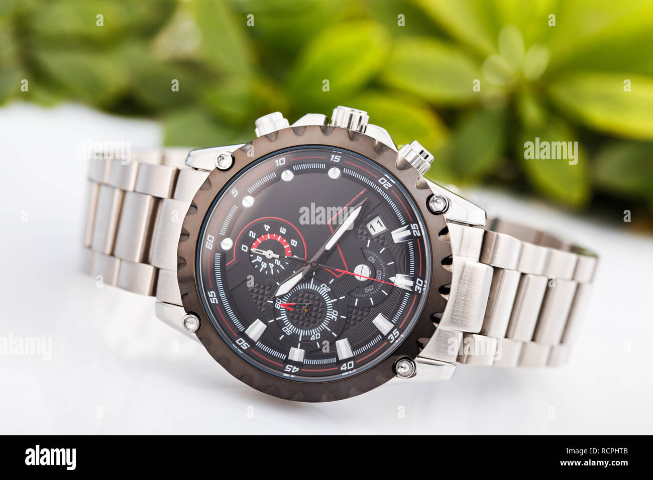 Elegante Business Männer Mode Armbanduhr mit Metall Armband. Stockfoto