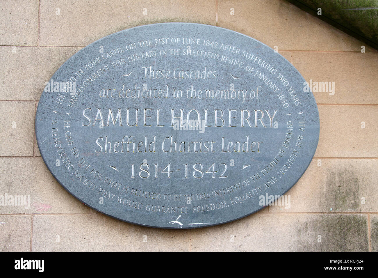 Samuel Holberry Plakette auf die Kaskaden in Sheffield Peace Gardens Stockfoto