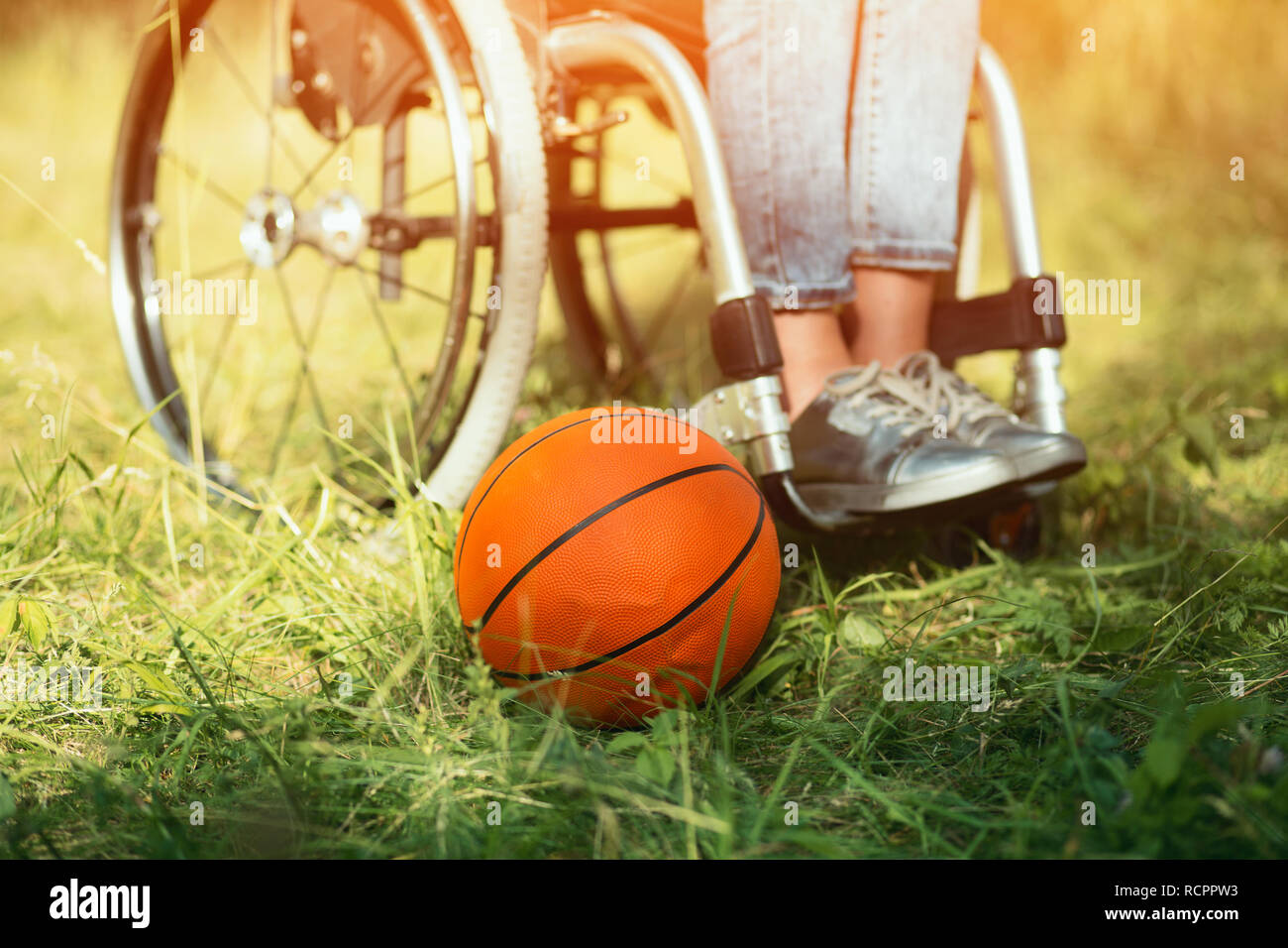 Basketball ist die Verlegung in der Nähe von Rollstuhl Stockfoto