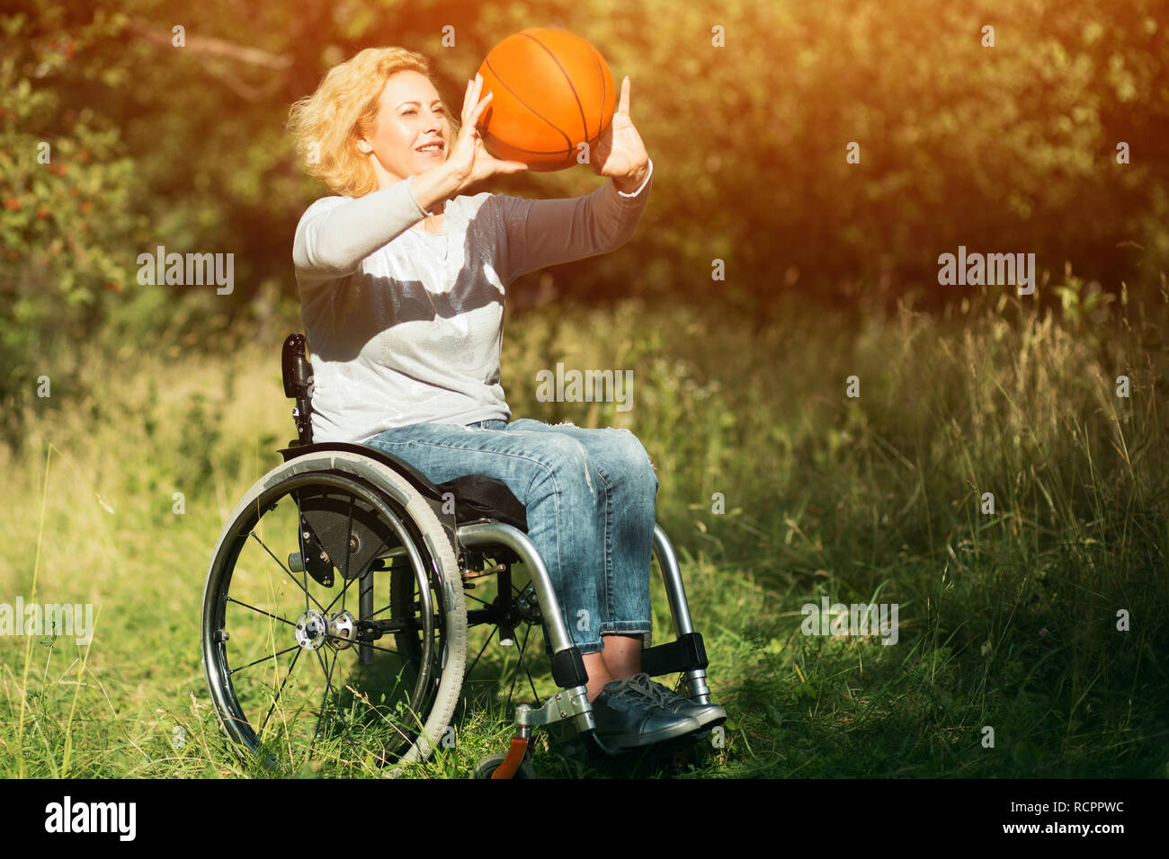 Rollstuhl Basketball Spieler mit Ball auf seinen Schoß. Stockfoto