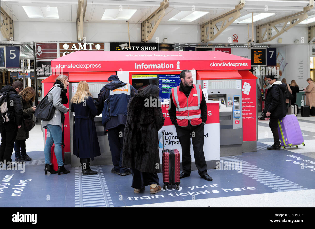 Stansted Express Stanstedexpress Ticket Kiosk, Kunden und Informationen Assistant auf Liverpool St Bahnhofshalle London England UK KATHY DEWITT Stockfoto