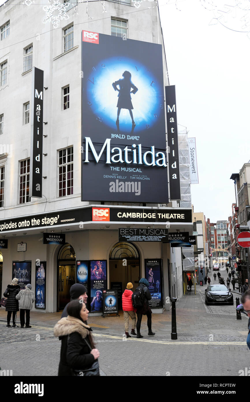 Cambridge Theatre vertikale Street View von Matilda die musikalische Roald Dahl Show in London England UK KATHY DEWITT Stockfoto