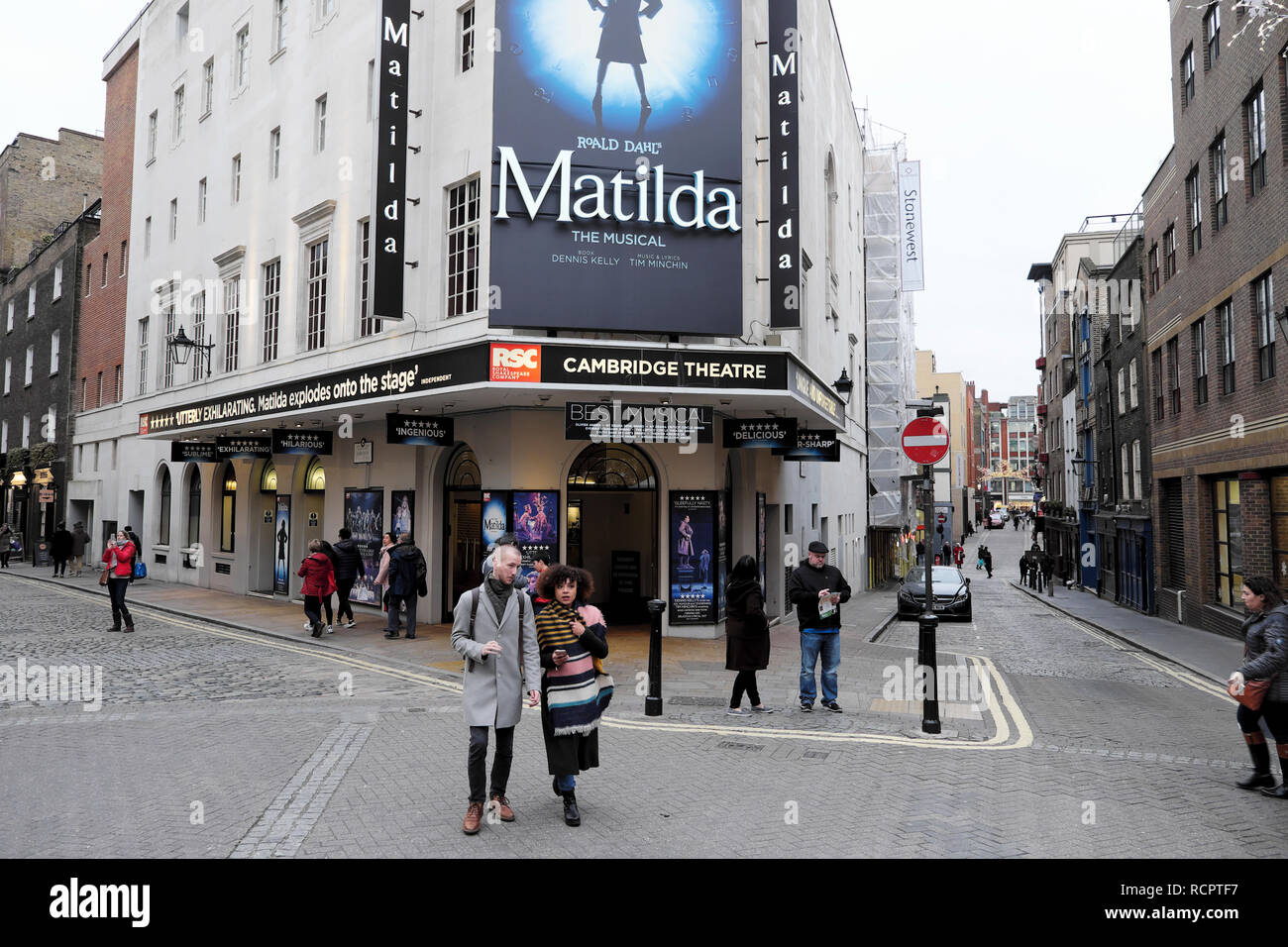 Leute, die vor dem Cambridge Theatre spazieren gehen, haben einen Blick auf die Straße von außen auf Matilda, das Musikschild Roald Dahl Show in London, England, KATHY DEWITT Stockfoto