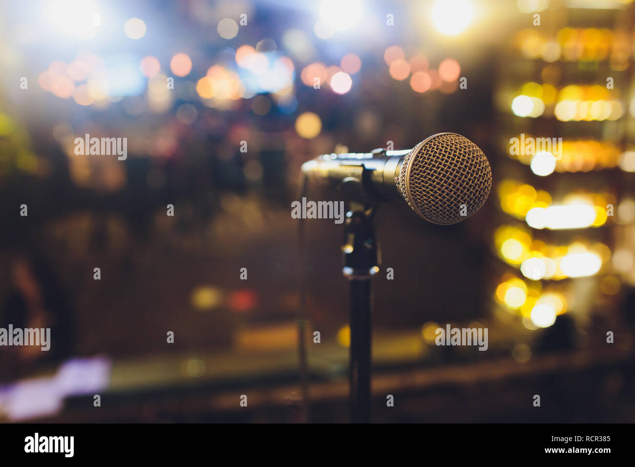 Schließen Sie Mikrofon auf der Bühne in Concert Hall Restaurant oder  Konferenzraum verschwommenen Hintergrund Stockfotografie - Alamy