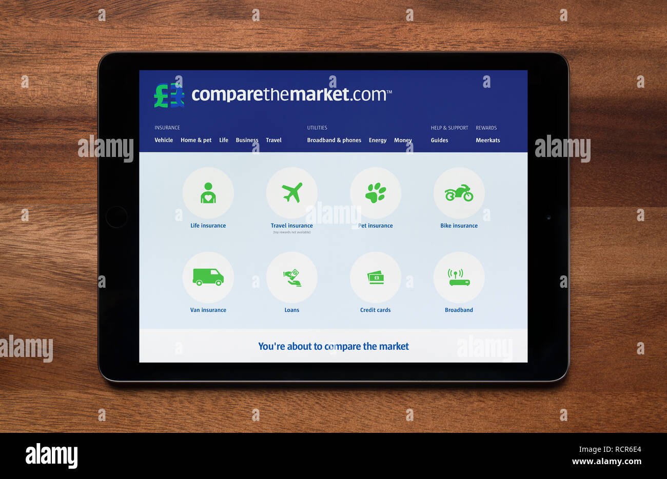 Die Website des Marktes Vergleichen wird gesehen, auf einem iPad Tablet, der ruht auf einem Holztisch (nur redaktionelle Nutzung). Stockfoto