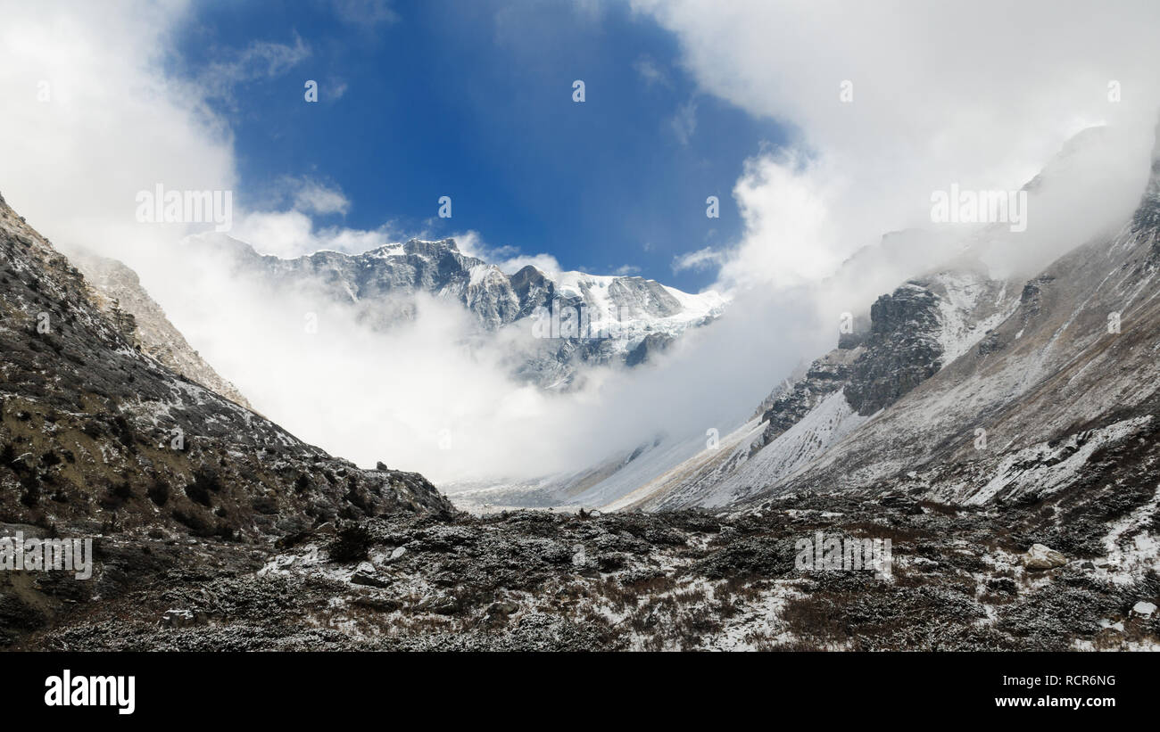 Berggipfel hinter Wolken in der Nähe des Yak Kharka, Annapurna Circuit, Nepal erscheinen Stockfoto