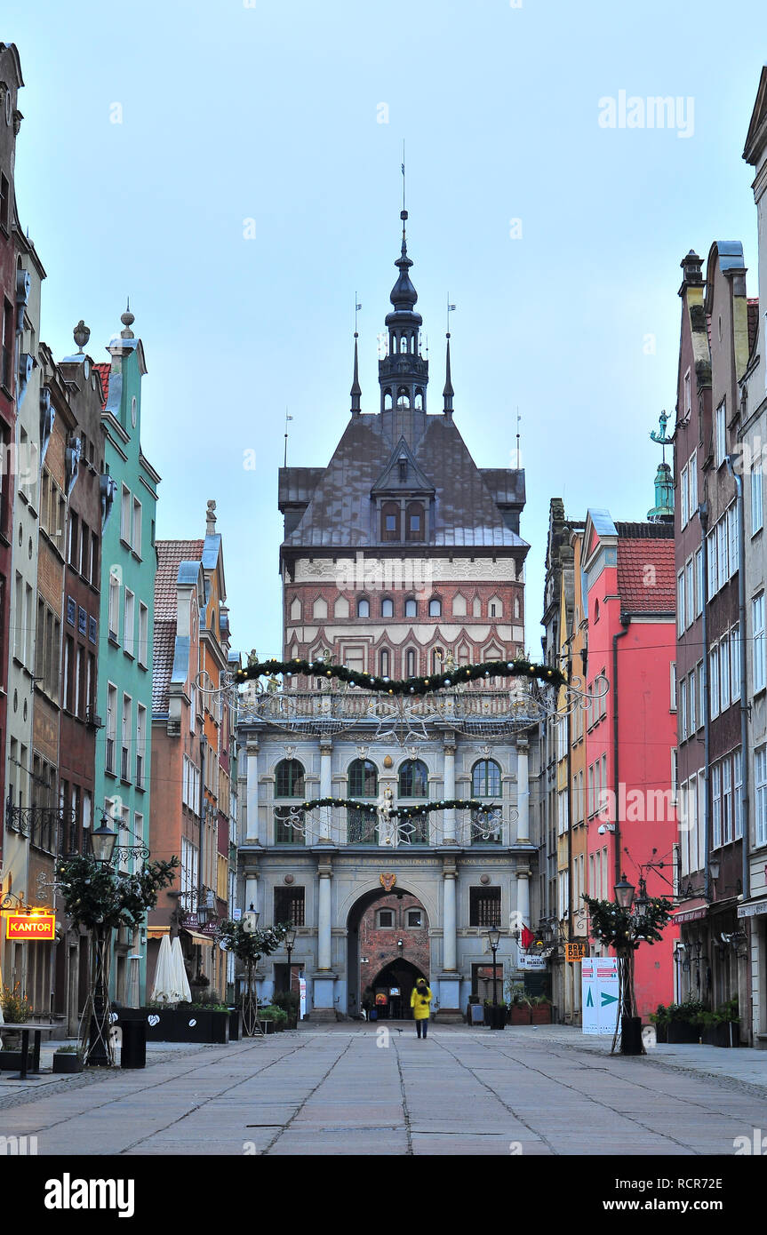Gdansk, Polen, Dezember 2017. Dluga Straße, mit Blick auf die Golden Gate (złota Brama) in der Altstadt. Stockfoto