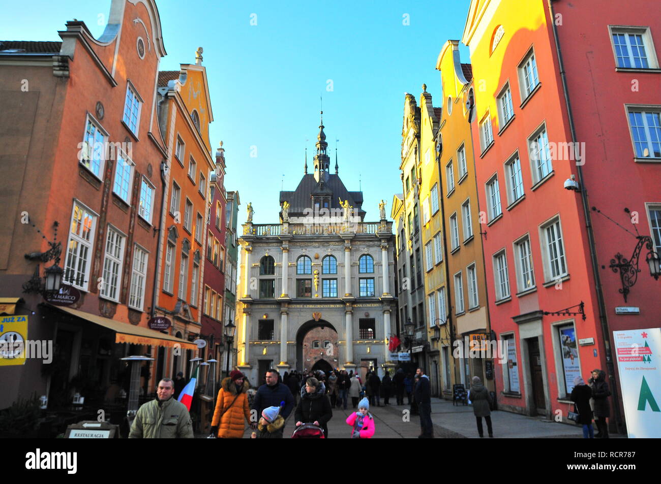 Gdansk, Polen, Dezember 2017. Dluga Straße, mit Blick auf die Golden Gate (złota Brama) in der Altstadt. Stockfoto