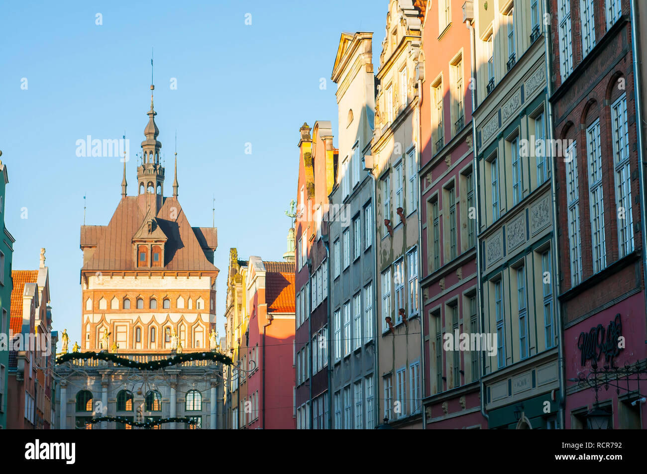 Gdansk, Polen, Dezember 2017. Dluga Straße, mit Blick auf die Golden Gate (złota Brama) in der Altstadt. Stockfoto