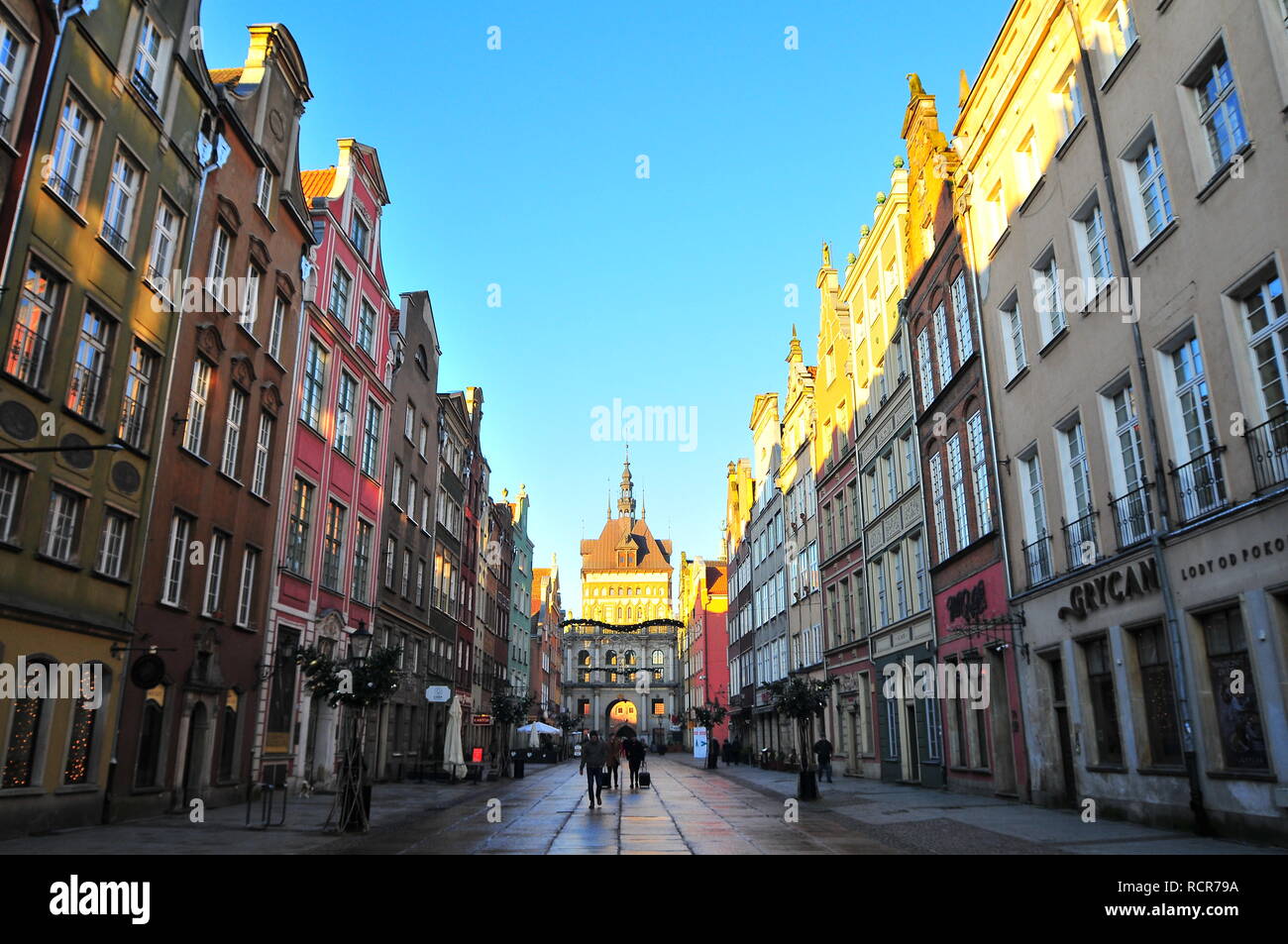 Gdansk, Polen, Dezember 2017. Dluga Straße, mit Blick auf die Golden Gate (złota Brama) in der Altstadt. Stockfoto