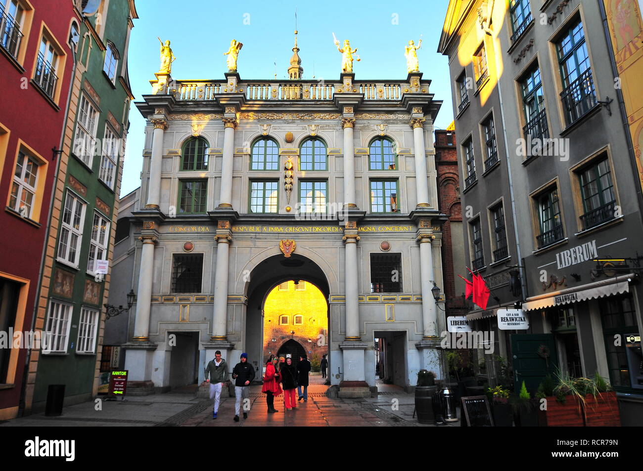 Gdansk, Polen, Dezember 2017. Dluga Straße, mit Blick auf die Golden Gate (złota Brama) in der Altstadt. Stockfoto